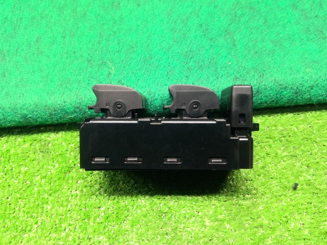 タント パワーウインドウスイッチ DBA-LA600S 84820-B2440-