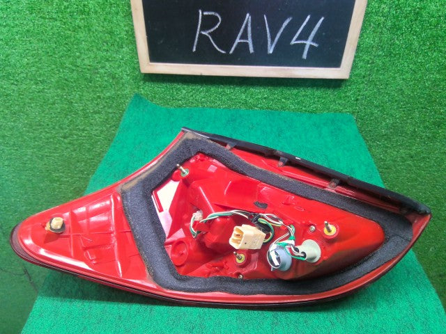 【中古】ＲＡＶ－４ DBA-ACA31W 右テールランプ 81550-42090