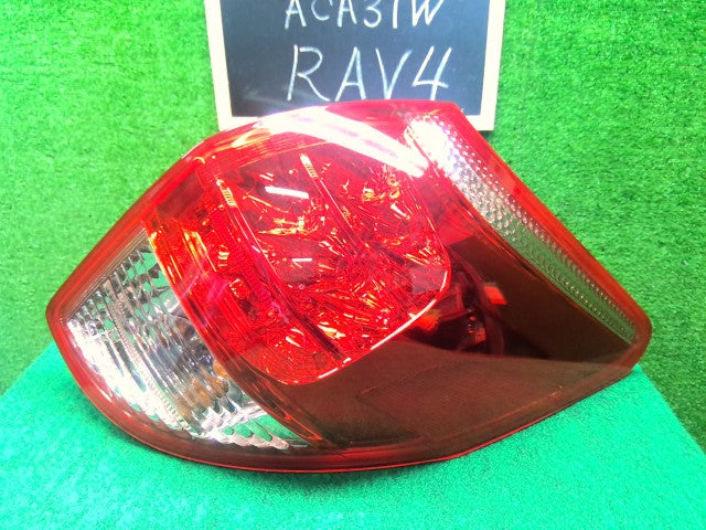 【中古】ＲＡＶ－４ DBA-ACA31W 右テールランプ 81550-42090