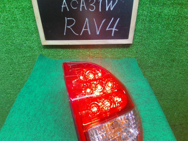 【中古】ＲＡＶ－４ DBA-ACA31W 右テールランプ 81550-42090