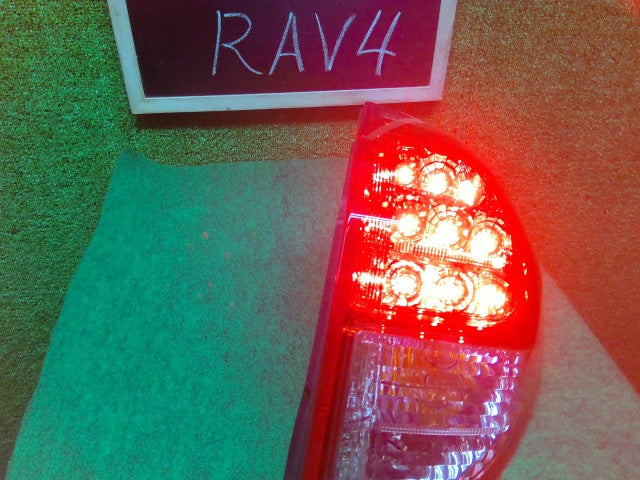 【中古】ＲＡＶ－４ DBA-ACA31W 右テールランプ 81550-42090
