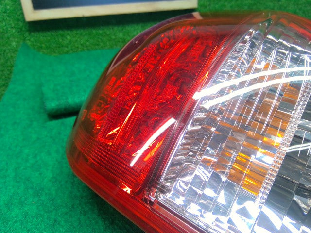【中古】ＲＡＶ－４ DBA-ACA31W 右テールランプ 81550-42090