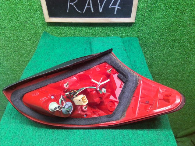 【中古】ＲＡＶ－４ DBA-ACA31W 左テールランプ 81560-42090
