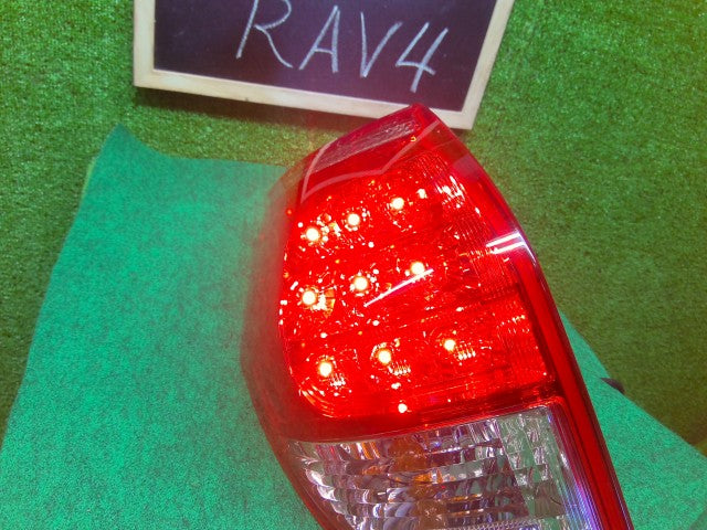 【中古】ＲＡＶ－４ DBA-ACA31W 左テールランプ 81560-42090