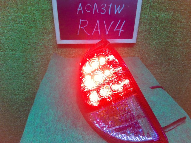 【中古】ＲＡＶ－４ DBA-ACA31W 左テールランプ 81560-42090