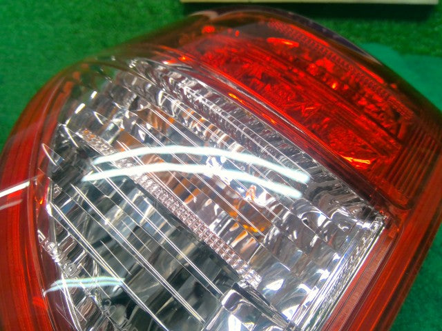 【中古】ＲＡＶ－４ DBA-ACA31W 左テールランプ 81560-42090
