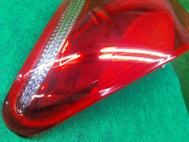 【中古】ＲＡＶ－４ DBA-ACA31W 左テールランプ 81560-42090