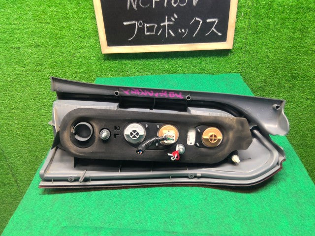 【中古】プロボックス DBE-NCP165V 左テールランプ 81561-52C20