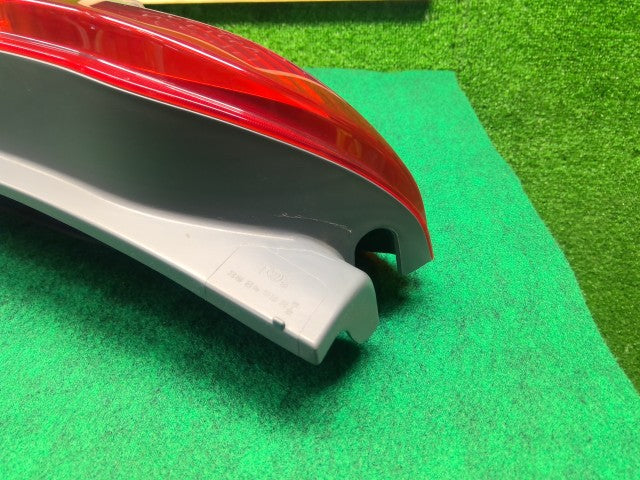 【中古】プロボックス DBE-NCP165V 左テールランプ 81561-52C20