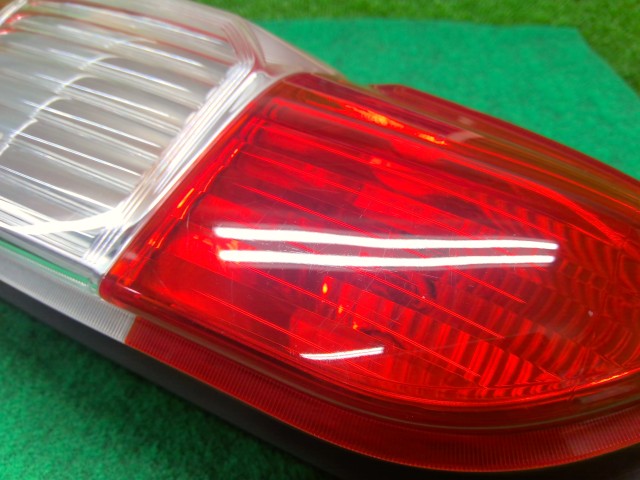 【中古】プロボックス DBE-NCP165V 左テールランプ 81561-52C20