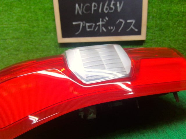 【中古】プロボックス DBE-NCP165V 左テールランプ 81561-52C20