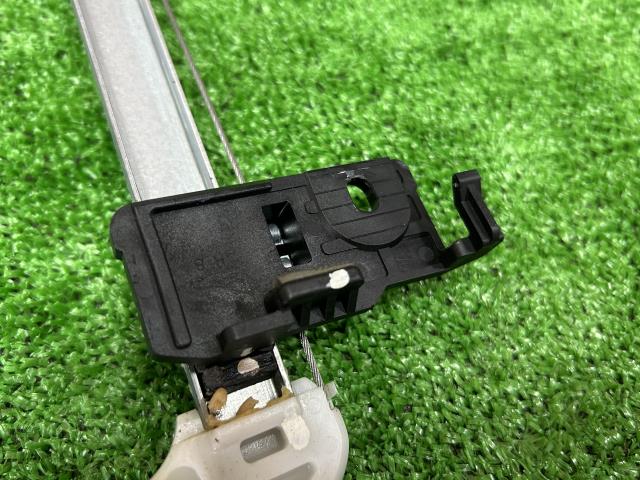 ＭＰＶ DBA-LY3P 右リアドア レギュレータ