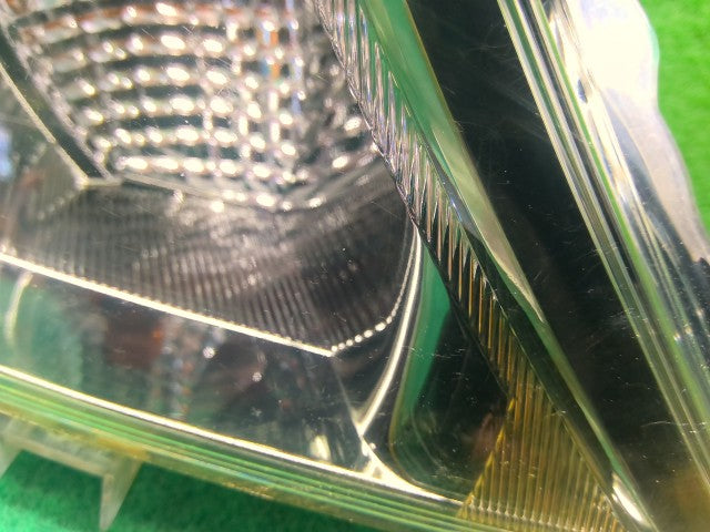 ヴィッツ 右ヘッドランプＡＳＳＹ DBA-NSP135 81110-52D20