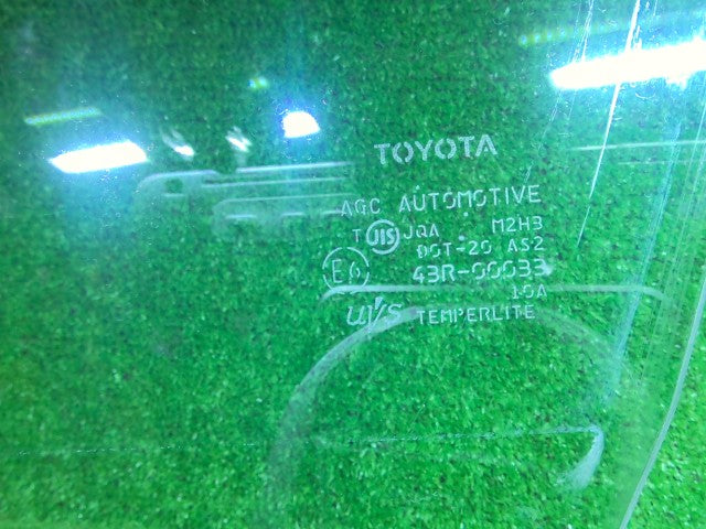 ヴィッツ 左Ｆドアガラス DBA-NSP135 68120-52370