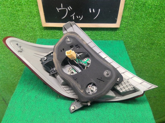 ヴィッツ 右テールランプ DBA-NSP135 81550-52801