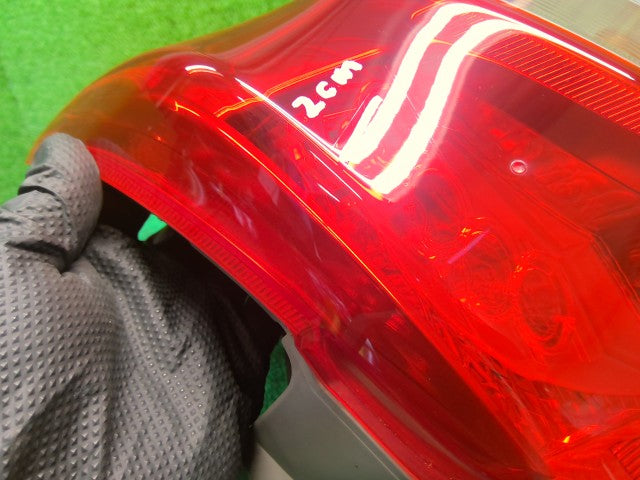 ヴィッツ 右テールランプ DBA-NSP135 81550-52801