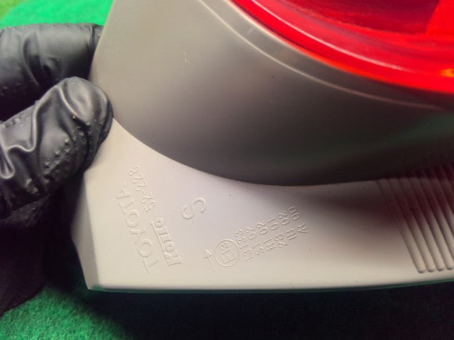 ヴィッツ 右テールランプ DBA-NSP135 81550-52801
