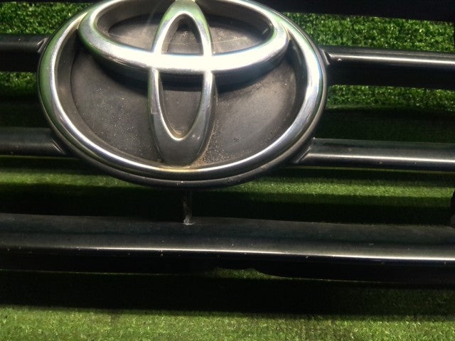 【中古】ハイラックスサーフ Y-KZN130W ラジエータグリル 53111-35171 自社品番260291 204