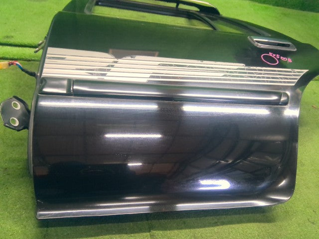 ハイラックスサーフ 左ＲドアＡＳＳＹ Y-KZN130W 67004-35050 204 自社品番260291 中古
