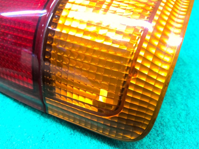 【中古】ハイラックスサーフ Y-KZN130W 右テールランプ 81550-35080 自社品番260291 204
