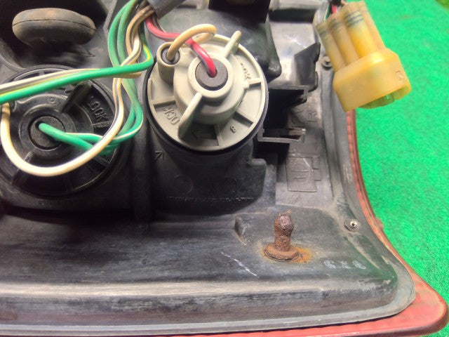 【中古】ハイラックスサーフ Y-KZN130W 右テールランプ 81550-35080 自社品番260291 204