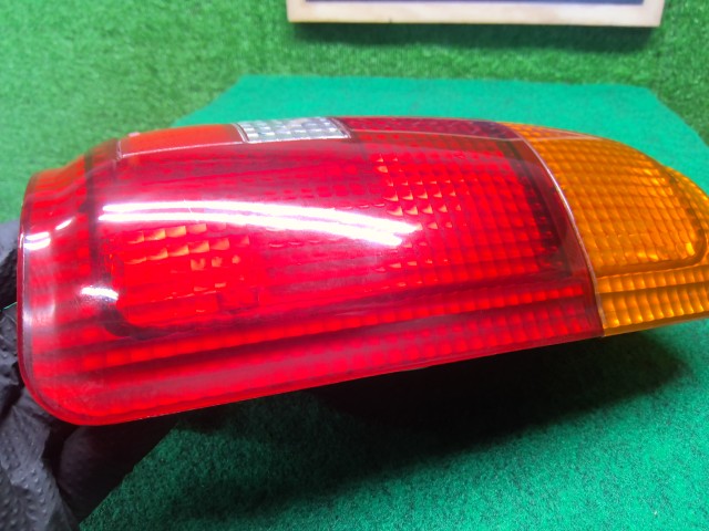 【中古】ハイラックスサーフ Y-KZN130W 右テールランプ 81550-35080 自社品番260291 204