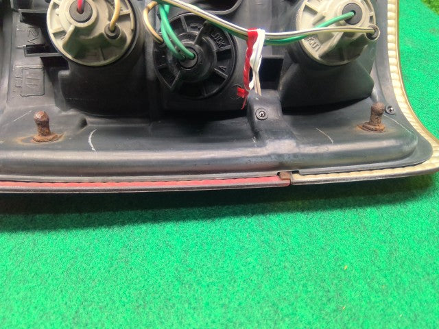 【中古】ハイラックスサーフ Y-KZN130W 左テールランプ 81560-35080 自社品番260291 204