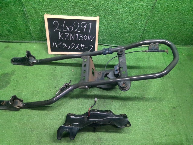 【中古】ハイラックスサーフ Y-KZN130W スペアタイヤキャリア 51900-35241 自社品番260291 204