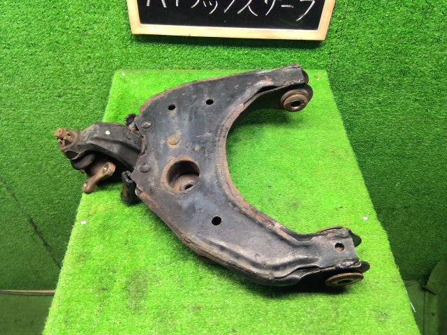 【中古】ハイラックスサーフ Y-KZN130W 右 フロント ロアアーム 48068-35050 自社品番260291 204