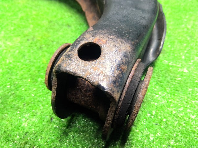 【中古】ハイラックスサーフ Y-KZN130W 右 フロント ロアアーム 48068-35050 自社品番260291 204