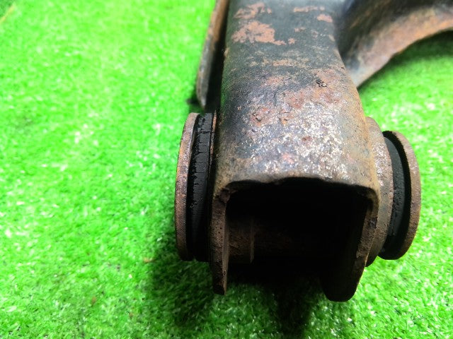 【中古】ハイラックスサーフ Y-KZN130W 右 フロント ロアアーム 48068-35050 自社品番260291 204