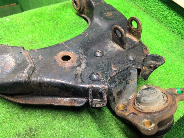 【中古】ハイラックスサーフ Y-KZN130W 右 フロント ロアアーム 48068-35050 自社品番260291 204