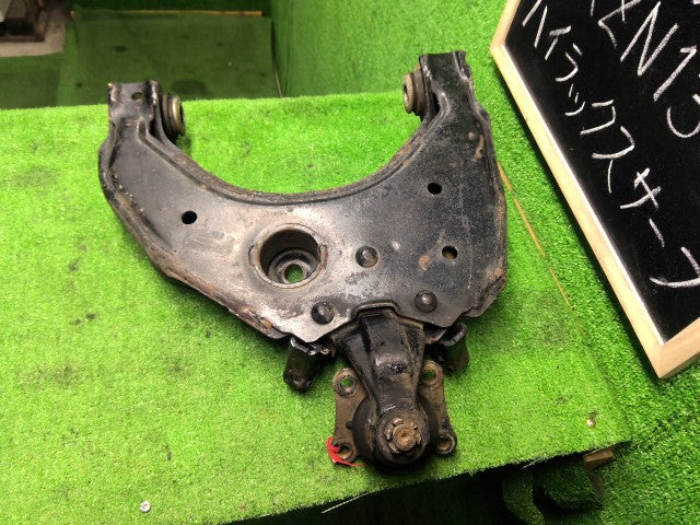 【中古】ハイラックスサーフ Y-KZN130W 左フロント ロアアーム 48069-35050 自社品番260291 204