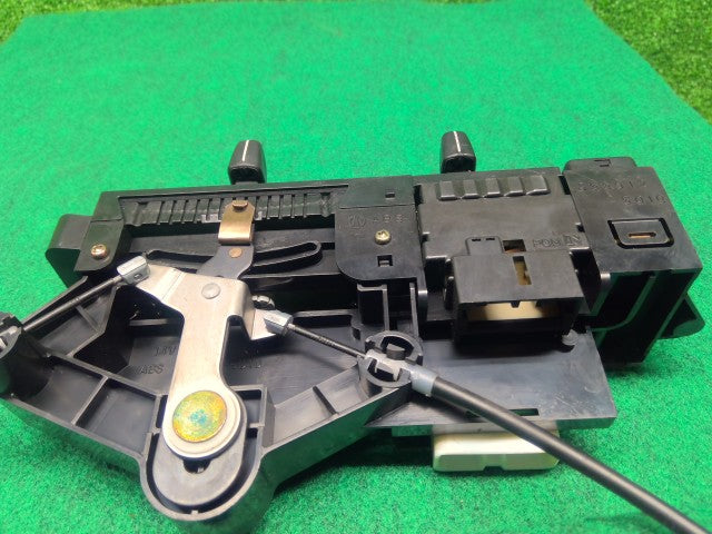 【中古】ハイラックスサーフ Y-KZN130W ＡＣ エアコン スイッチ ヒーターコントロール パネル 55910-35010 自社品番260291 204