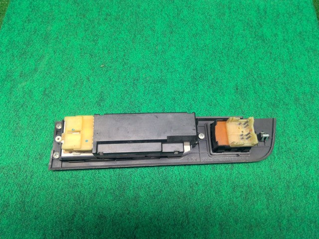 【中古】ハイラックスサーフ Y-KZN130W パワーウインドウスイッチ 84820-16030 自社品番260291 204