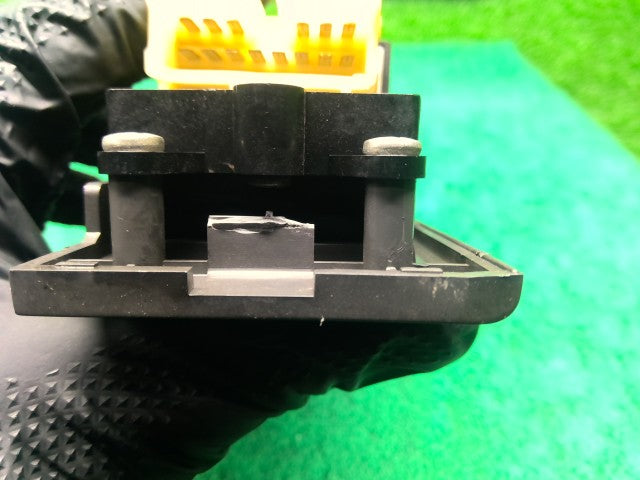 【中古】ハイラックスサーフ Y-KZN130W パワーウインドウスイッチ 84820-16030 自社品番260291 204