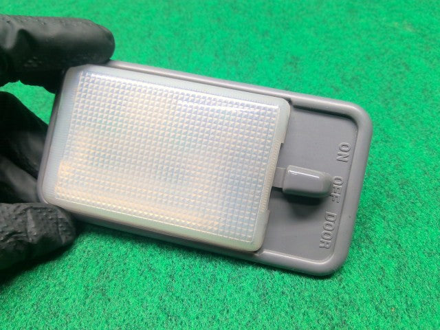 【中古】ハイラックスサーフ Y-KZN130W センター ルームランプ 81240-89103-S7 自社品番260291 204