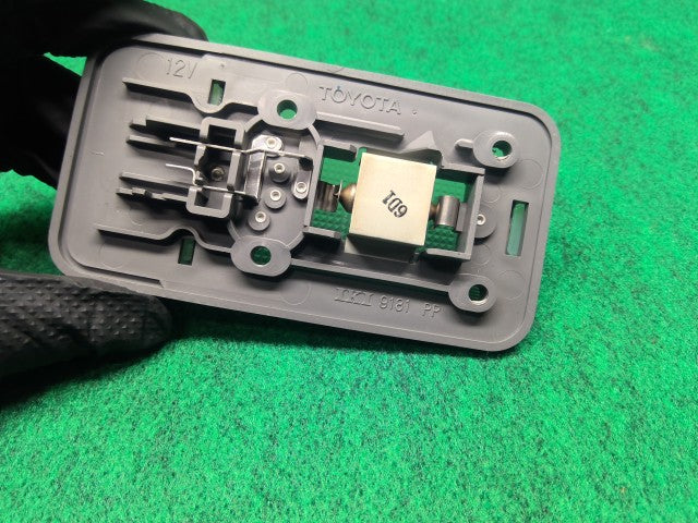 【中古】ハイラックスサーフ Y-KZN130W センター ルームランプ 81240-89103-S7 自社品番260291 204