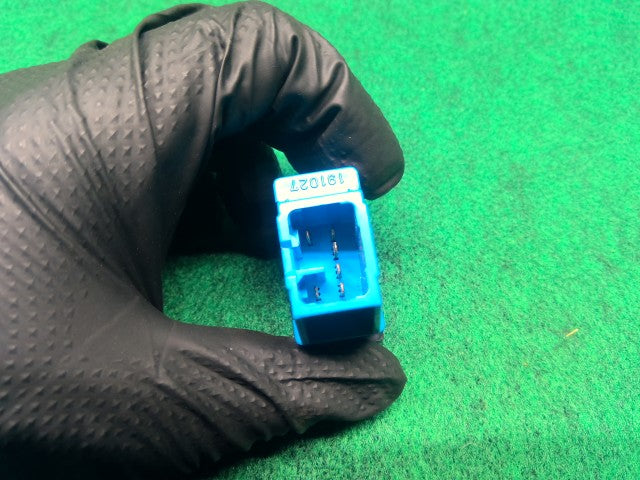 【中古】ハイラックスサーフ Y-KZN130W アイドルアップ スイッチ 84453-35010 自社品番260291 204