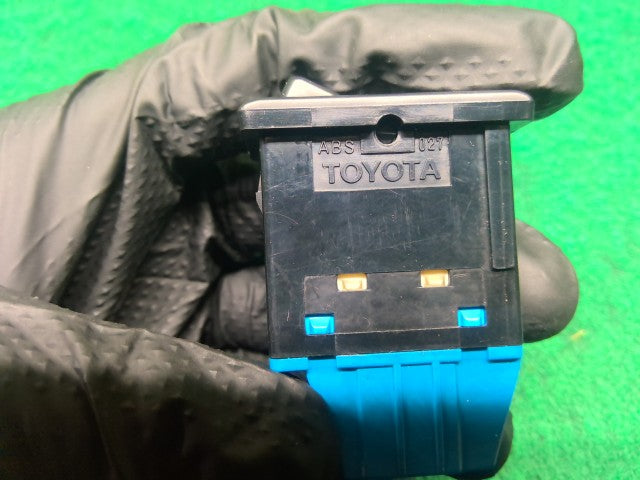 【中古】ハイラックスサーフ Y-KZN130W アイドルアップ スイッチ 84453-35010 自社品番260291 204