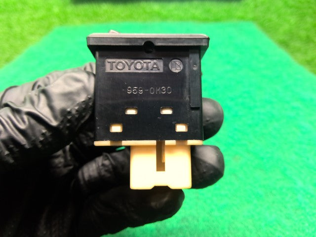 【中古】ハイラックスサーフ Y-KZN130W サスペンション スイッチ 89249-35020 自社品番260291 204
