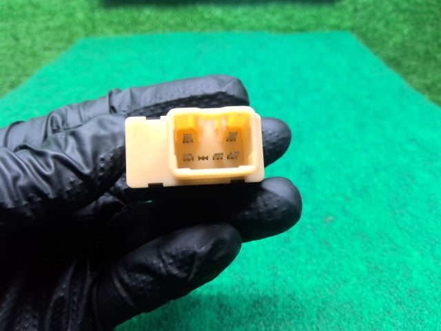 【中古】ハイラックスサーフ Y-KZN130W サスペンション スイッチ 89249-35020 自社品番260291 204