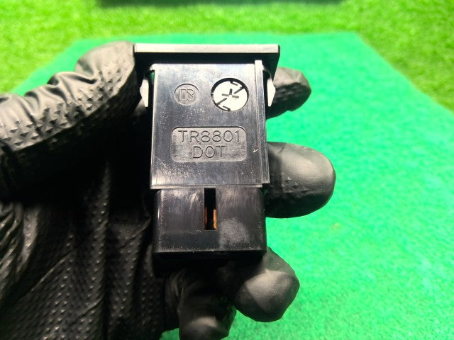 【中古】ハイラックスサーフ Y-KZN130W ハザードスイッチ 84332-89110 自社品番260291 204