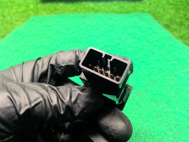 【中古】ハイラックスサーフ Y-KZN130W ハザードスイッチ 84332-89110 自社品番260291 204