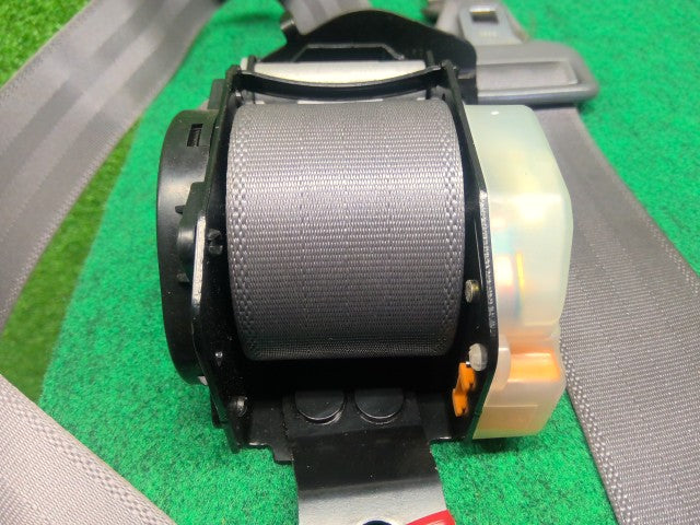 【中古】ハイラックスサーフ Y-KZN130W フロント シートベルト 73210-35030-B0 自社品番260291 204