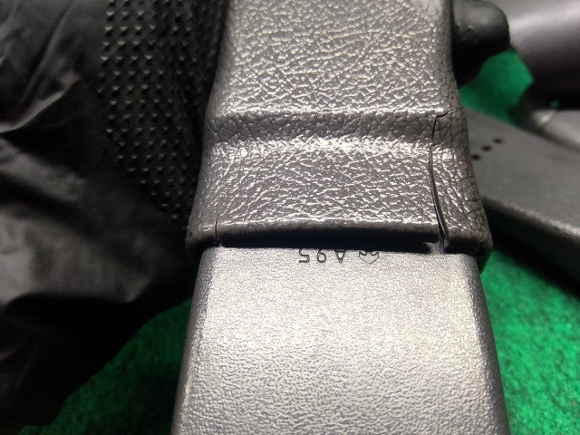 【中古】ハイラックスサーフ Y-KZN130W フロント シートベルト 73210-35030-B0 自社品番260291 204