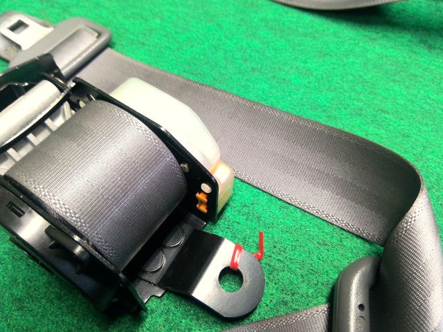 【中古】ハイラックスサーフ Y-KZN130W フロント シートベルト 73210-35030-B0 自社品番260291 204