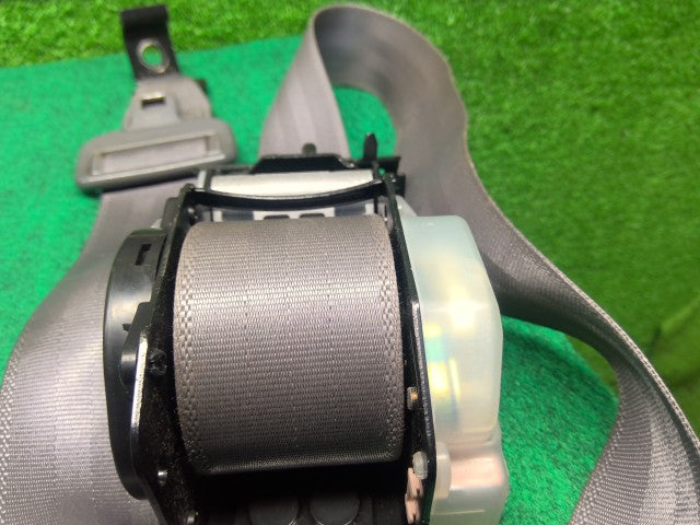 【中古】ハイラックスサーフ Y-KZN130W フロント シートベルト 73210-35030-B0 自社品番260291 204