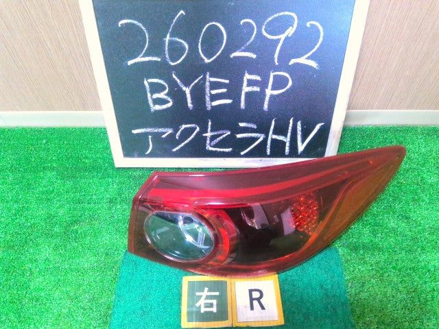 【中古】アクセラ DAA-BYEFP 右テールランプ 右ブレーキランプ