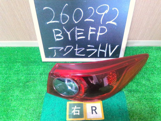 【中古】アクセラ DAA-BYEFP 右テールランプ 右ブレーキランプ